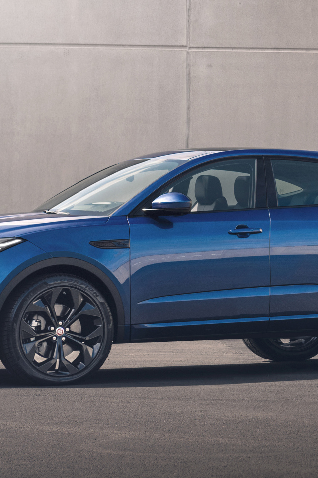 Синий Jaguar E-Pace R-Dynamic Black Pack 2021 года на фоне стены
