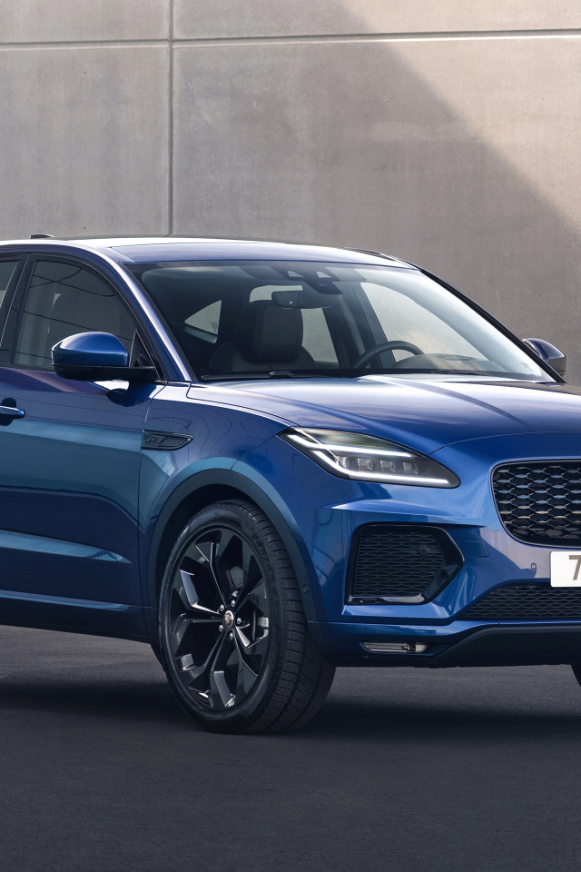 Синий внедорожник Jaguar E-Pace R-Dynamic Black Pack 2021 года