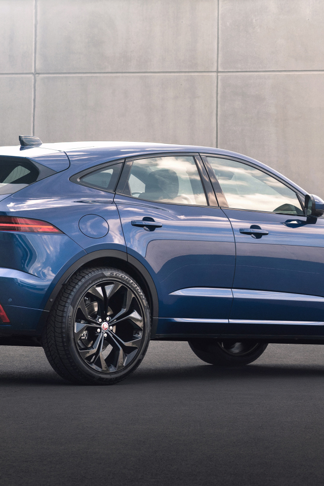 Синий кроссовер Jaguar E-Pace R-Dynamic Black Pack 2021 года вид сзади
