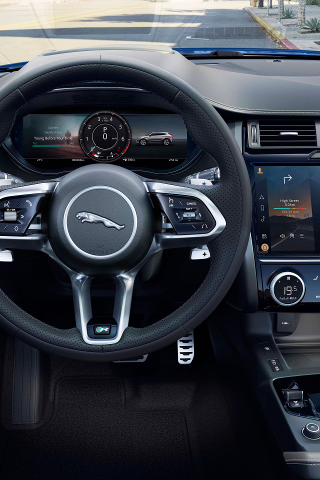 Черный салон автомобиля Jaguar E-Pace R-Dynamic Black Pack 2021 года