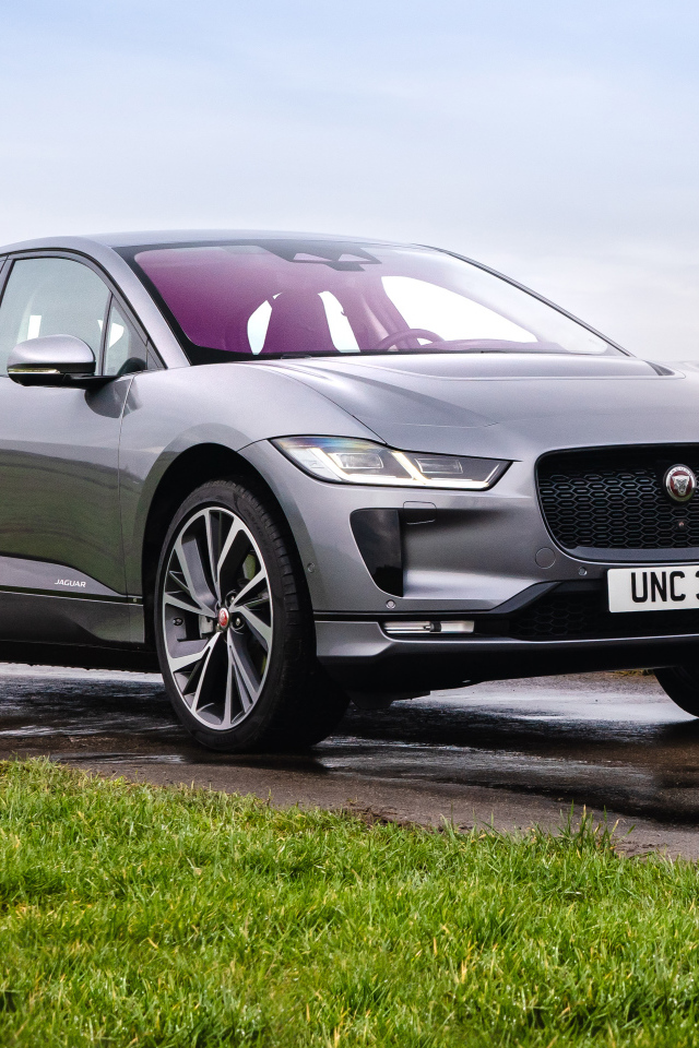 Автомобиль Jaguar I-Pace EV400 AWD S, 2021 года на дороге весной