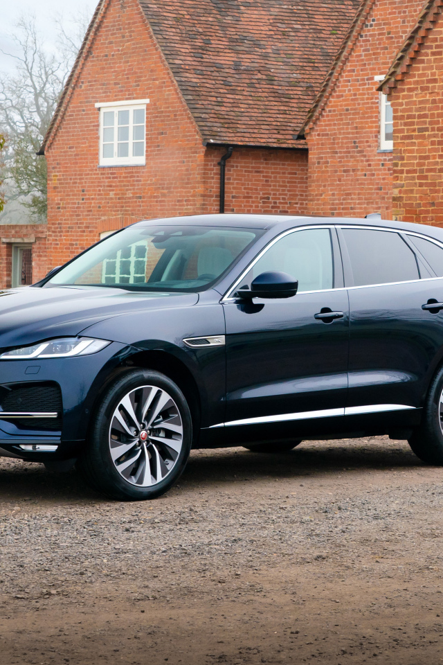 Черный дорогой автомобиль Jaguar F-Pace P400e AWD 2021 года, на заправке
