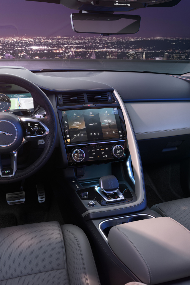 Дорогой салон автомобиля Jaguar E-Pace R-Dynamic 2021 года