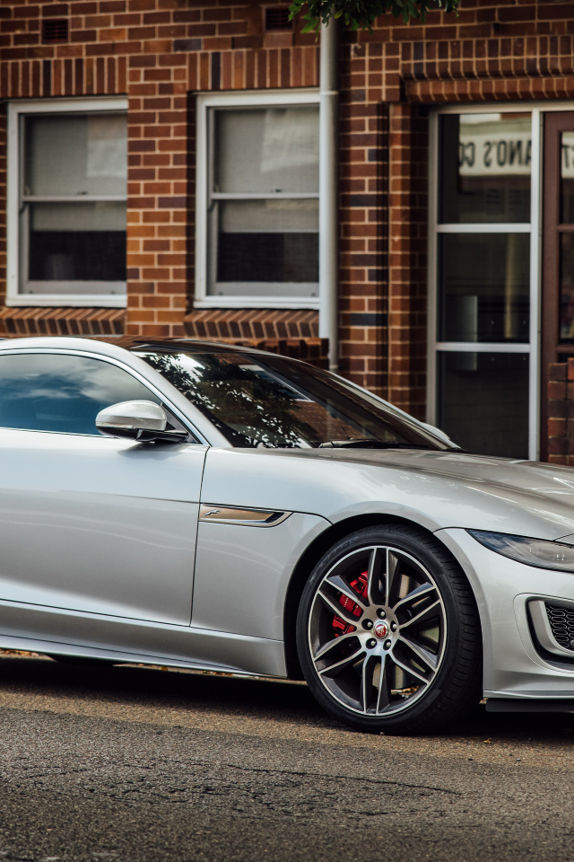 Серый автомобиль Jaguar F-Type P380, у стены