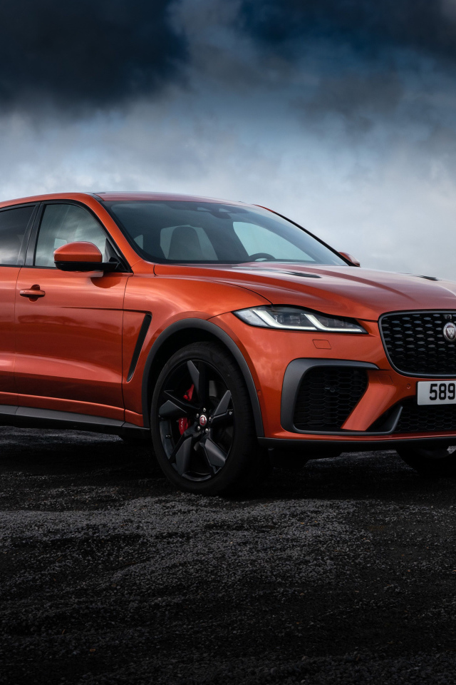 Автомобиль Jaguar F-Pace SVR на фоне грозового неба