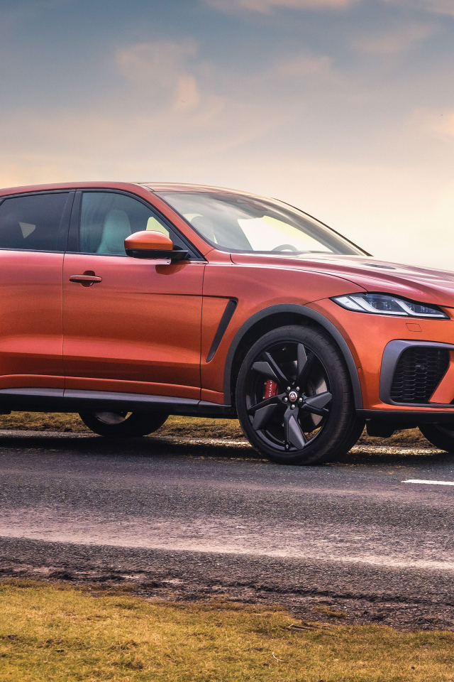 Кроссовер Jaguar F-Pace SVR на дороге