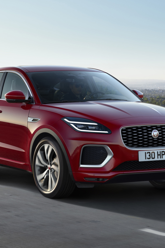 Красный автомобиль Jaguar E-Pace R-Dynamic 2021 года на мосту
