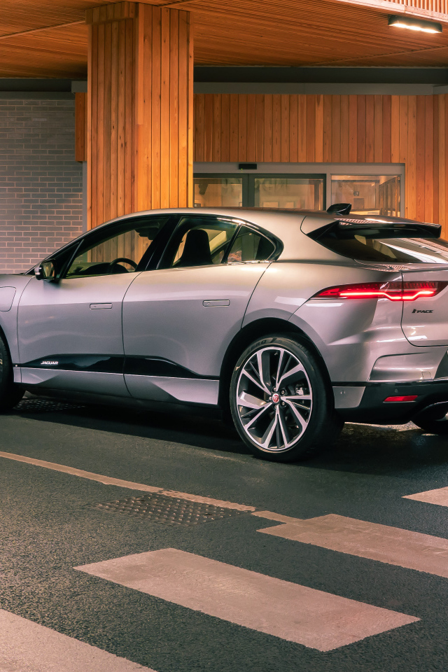 Серебристый автомобиль Jaguar I-Pace EV400 AWD S, 2021 года вид сзади