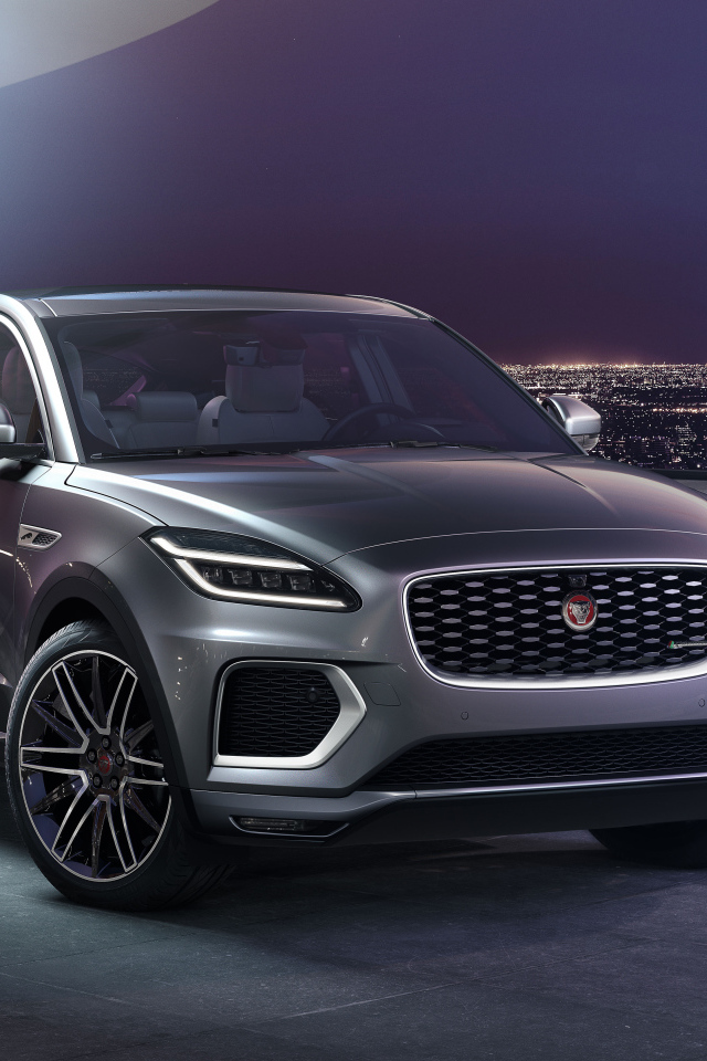 Стильный автомобиль Jaguar E-Pace R-Dynamic 2021 года на фоне города