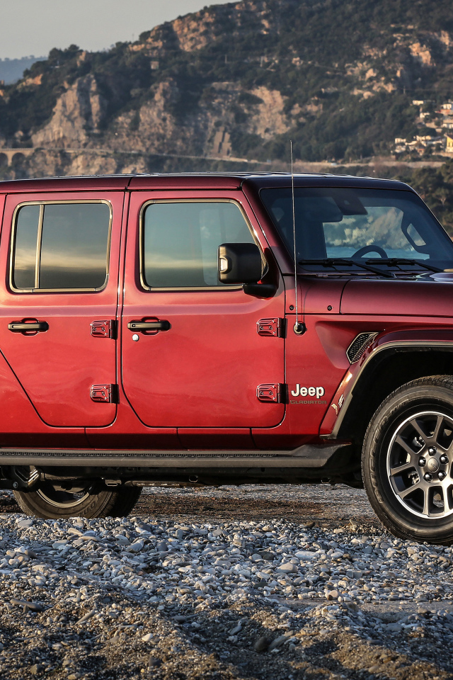 Пикап Jeep Gladiator 80th Anniversary 2021 года у воды