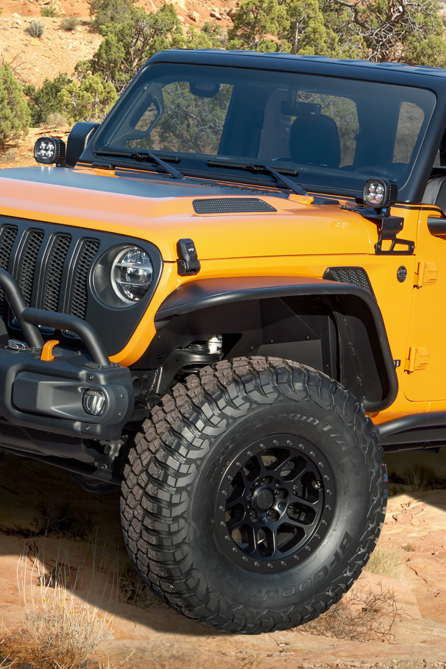 Внедорожник Jeep Orange Peelz 2021 года в горах