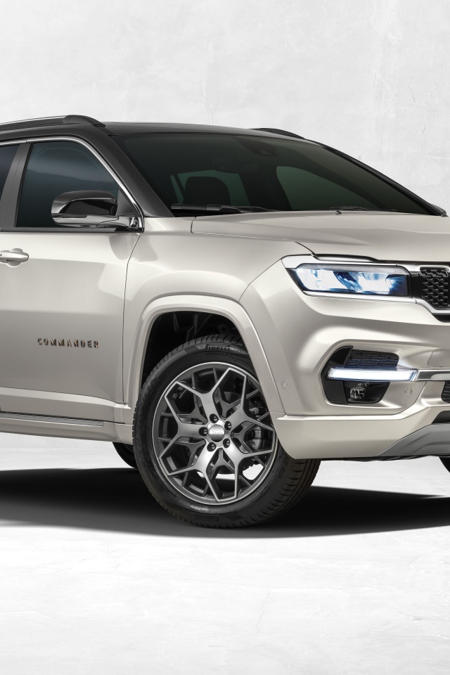 Серебристый внедорожник Jeep Commander Overland 2022 года