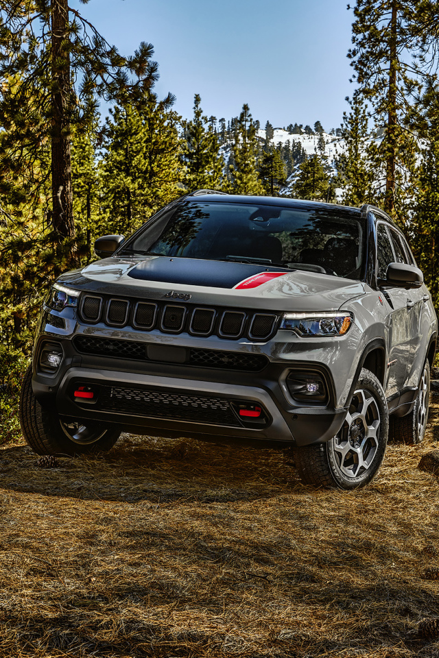 Внедорожник Jeep Compass Trailhawk, 2022 года в лесу