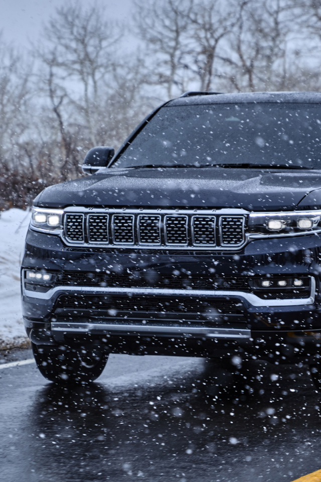 Внедорожник Jeep Grand Wagoneer Series III, 2022 года на дороге зимой