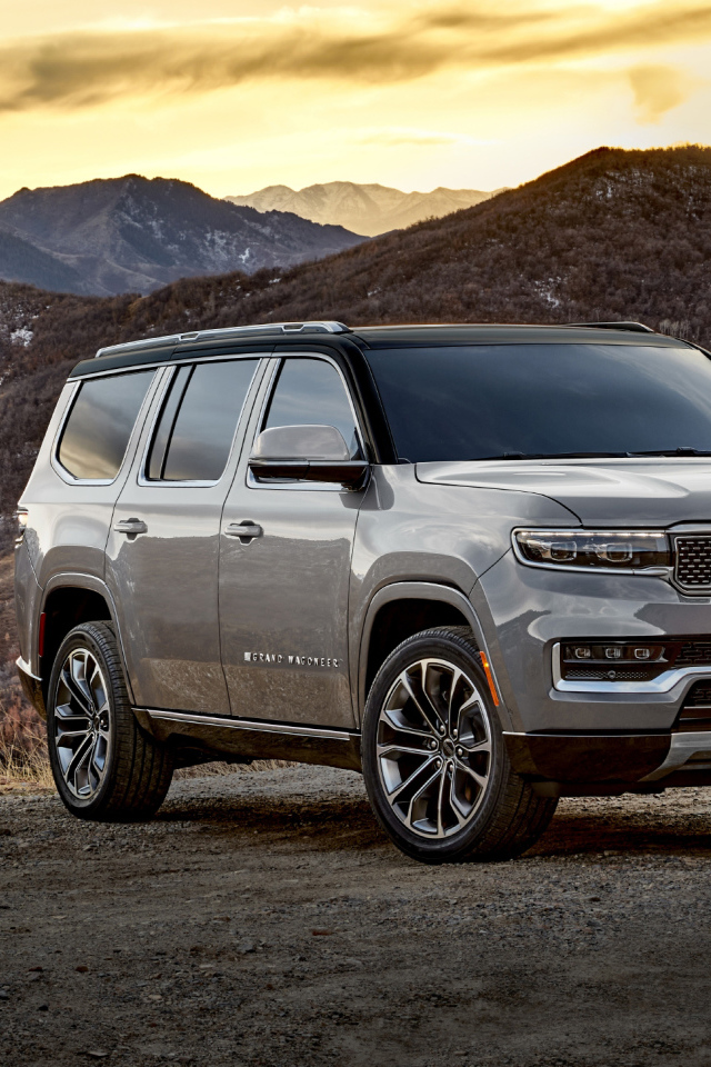 Серебристый внедорожник Jeep Grand Wagoneer Series III, 2022 года в горах