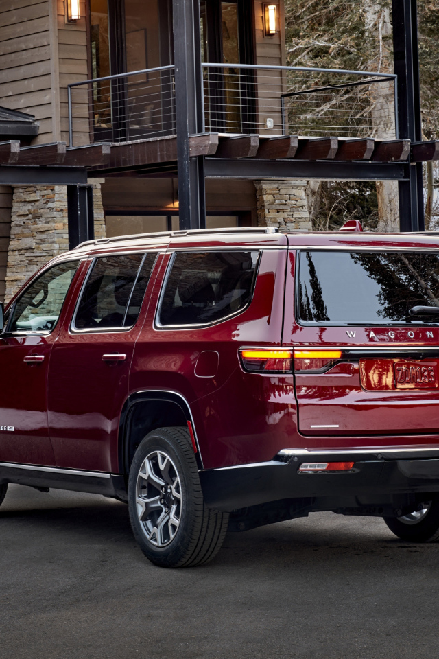 Красный внедорожник Jeep Wagoneer Series II Premium, 2022 года вид сзади