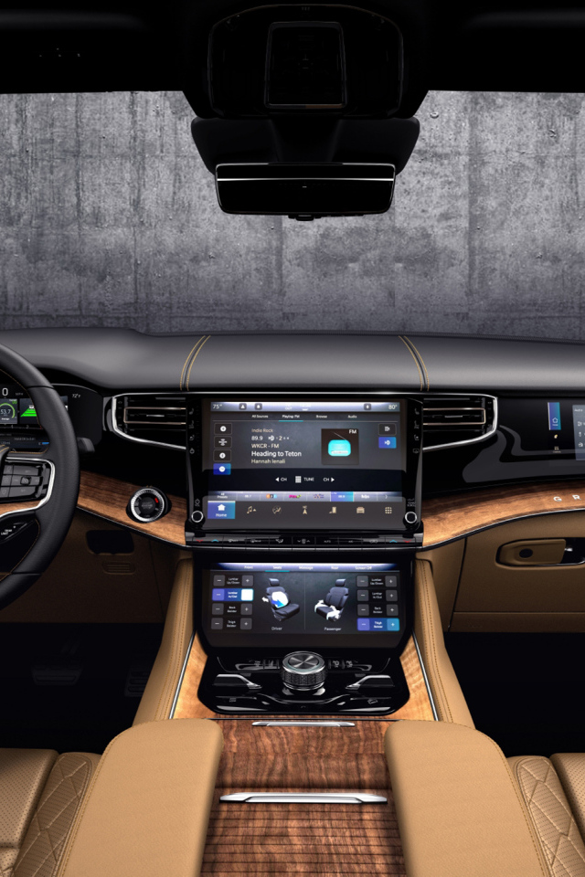 Стильный кожаный салон автомобиля Jeep Grand Wagoneer Series III, 2022 года
