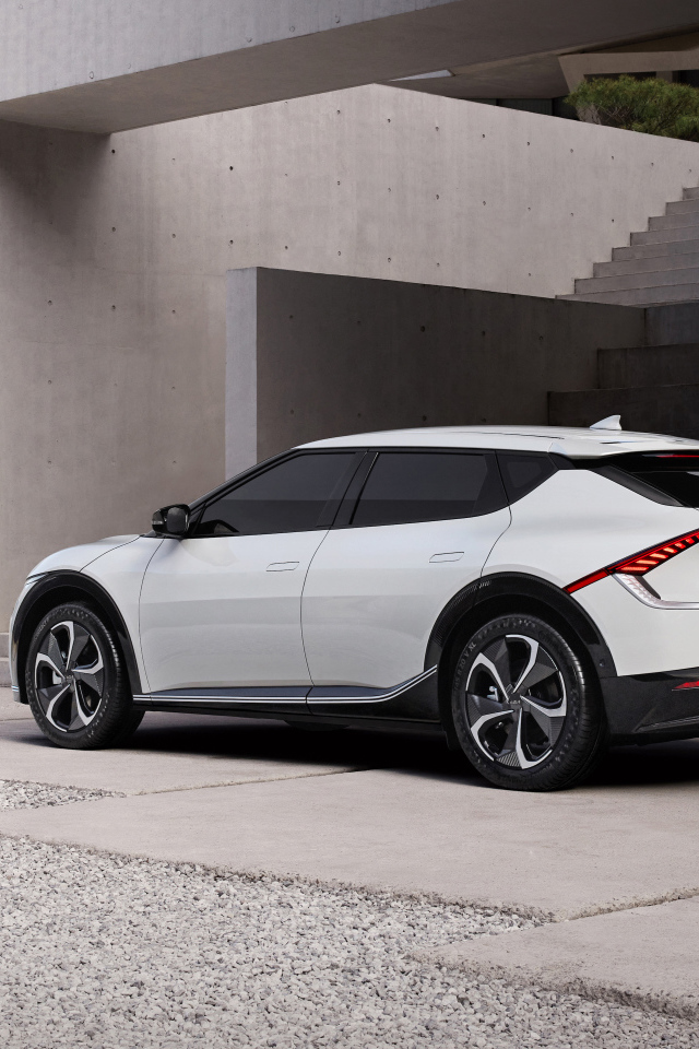 Белый кроссовер Kia EV6 2021 года вид сзади