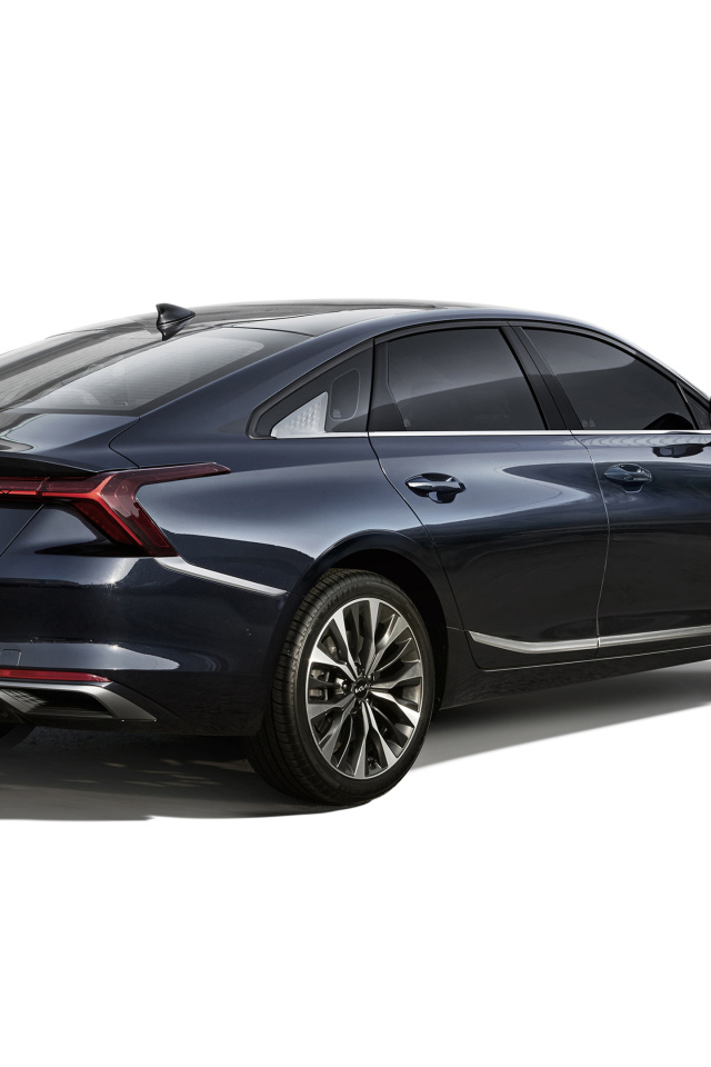 Черный автомобиль Kia K8 2021 года вид сзади