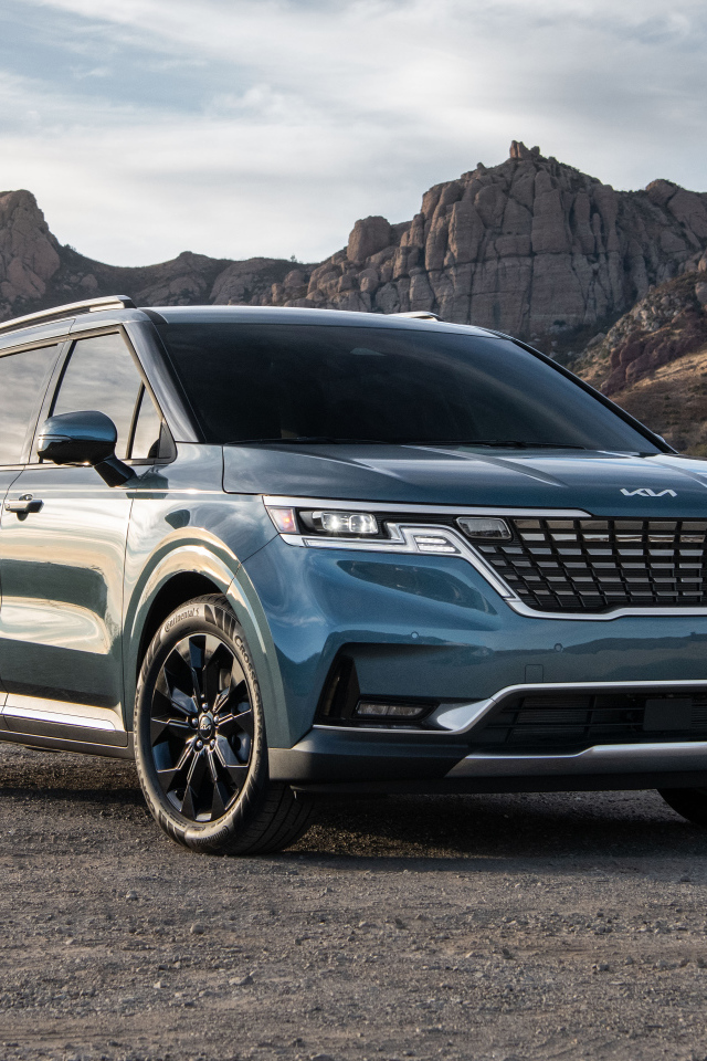 Внедорожник  Kia Carnival, 2022 года в горах