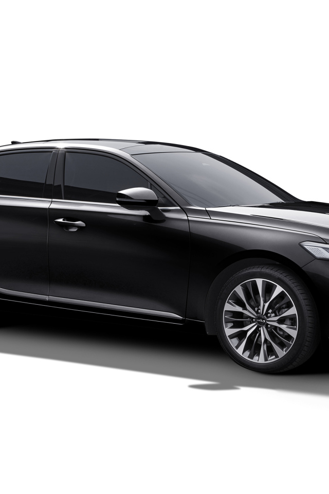 Черный стильный автомобиль Kia K8 2021 года на белом фоне