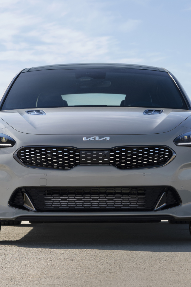 Серебристый автомобиль Kia Stinger GT Scorpion, 2022 года вид спереди