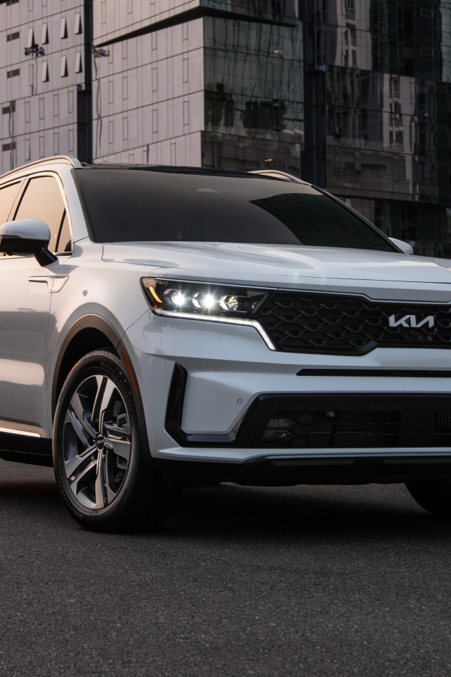 Белый автомобиль  Kia Sorento, 2022 года вид спереди