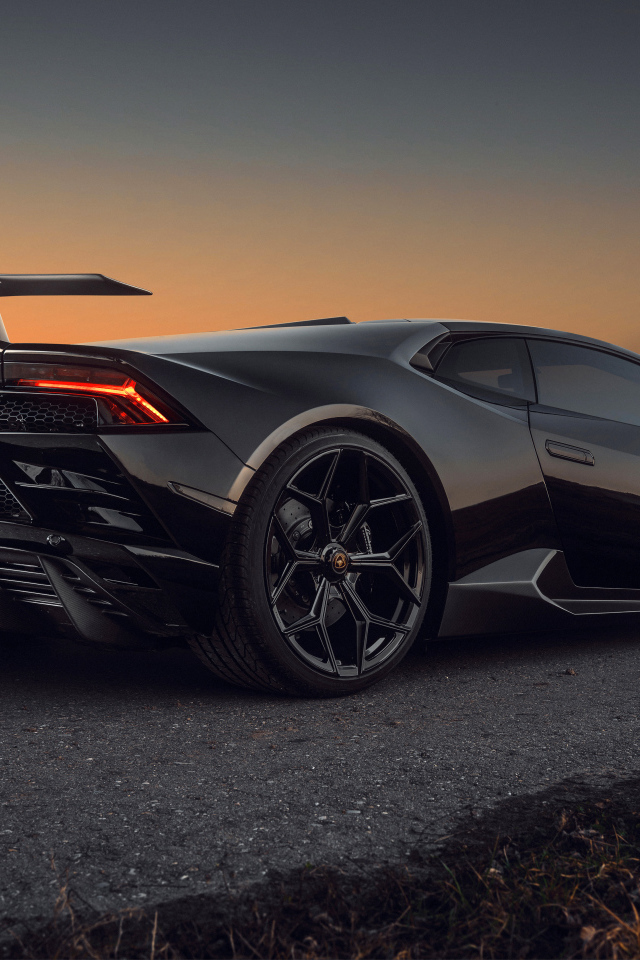 Черный быстрый Lamborghini Huracán EVO RWD 2021 года вид сзади