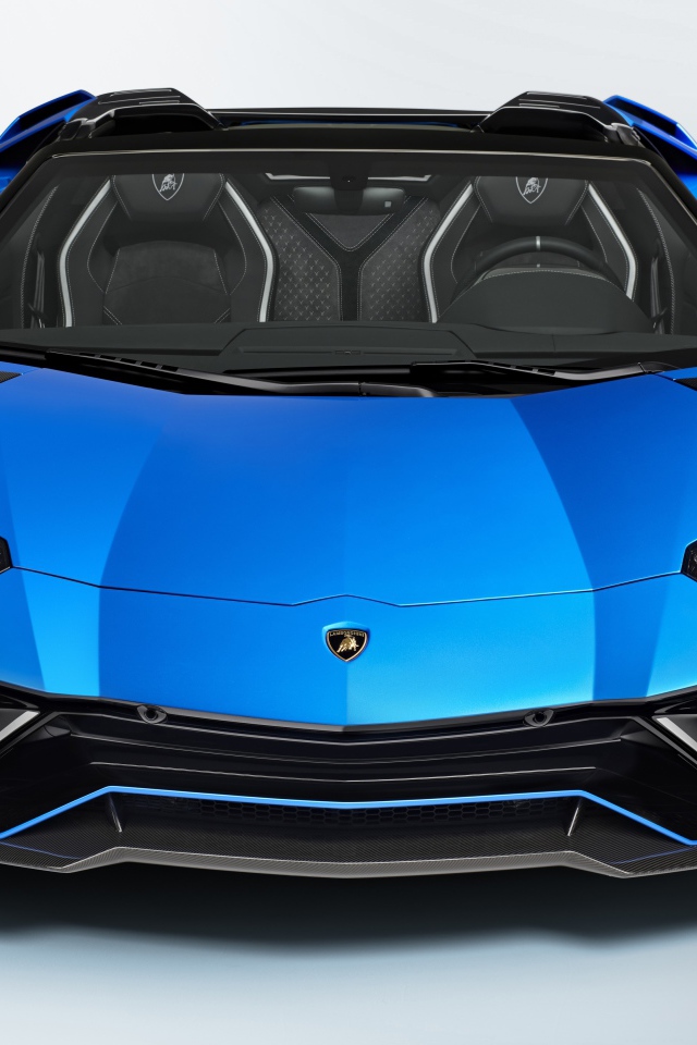 Синий автомобиль Lamborghini Aventador LP 780-4 Ultimate 2021 года вид спереди