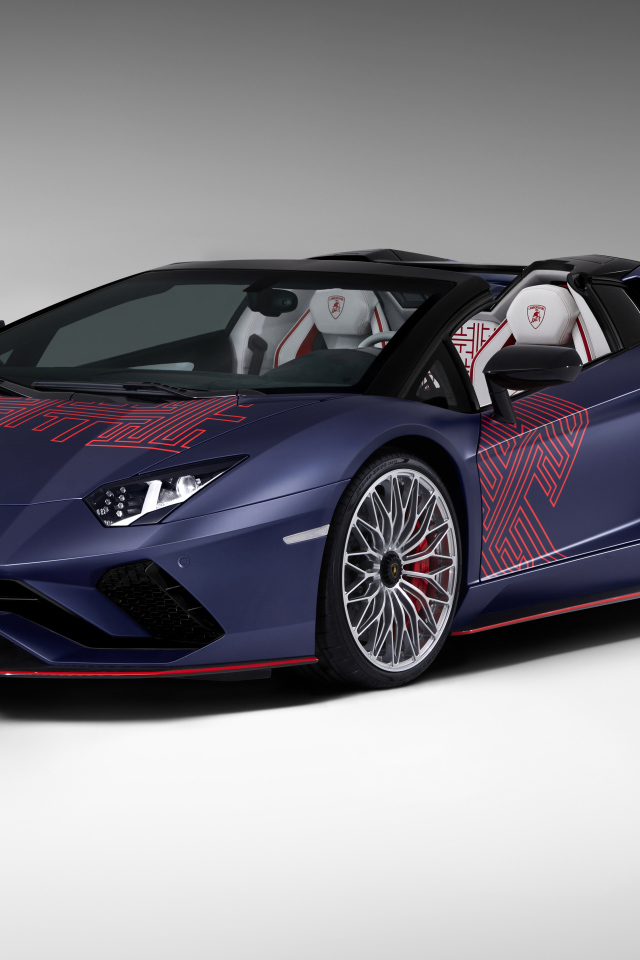 Кабриолет Lamborghini Aventador S, 2021 года на сером фоне