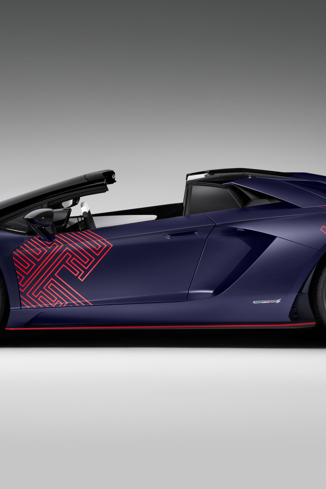 Автомобиль Lamborghini Aventador S, 2021 года вид сбоку