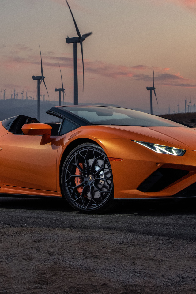 Оранжевый автомобиль Lamborghini Huracán EVO RWD Spyder 2021 года