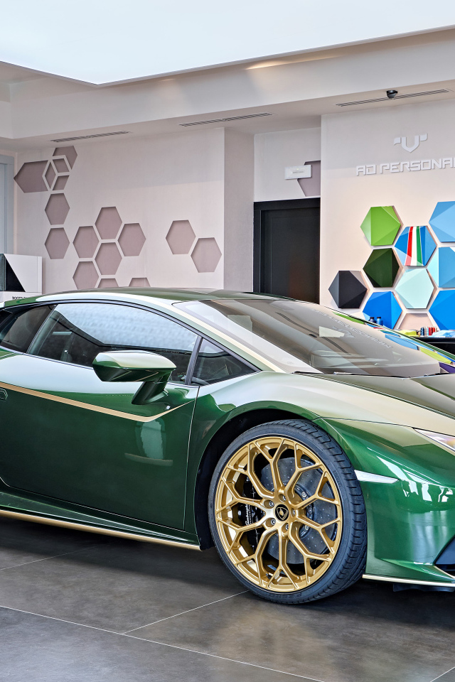 Зеленый автомобиль Lamborghini Huracán 2021 года