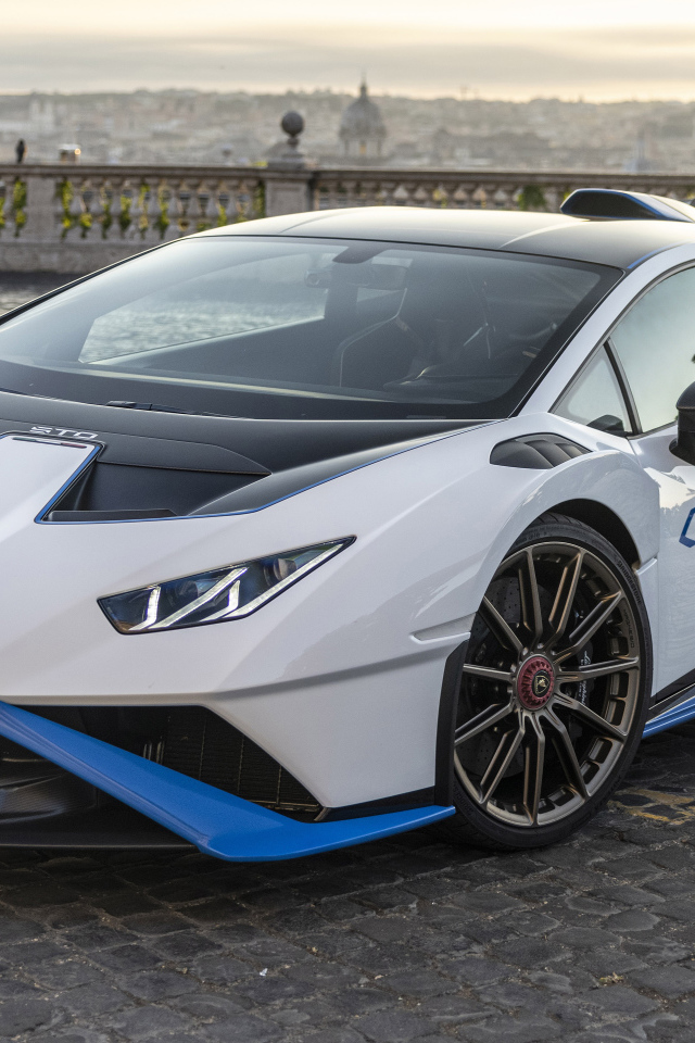 Автомобиль Lamborghini Huracán STO 2021 года крупным планом
