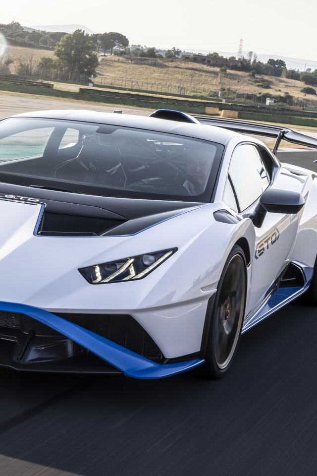 Автомобиль Lamborghini Huracán STO 2021 года на асфальте