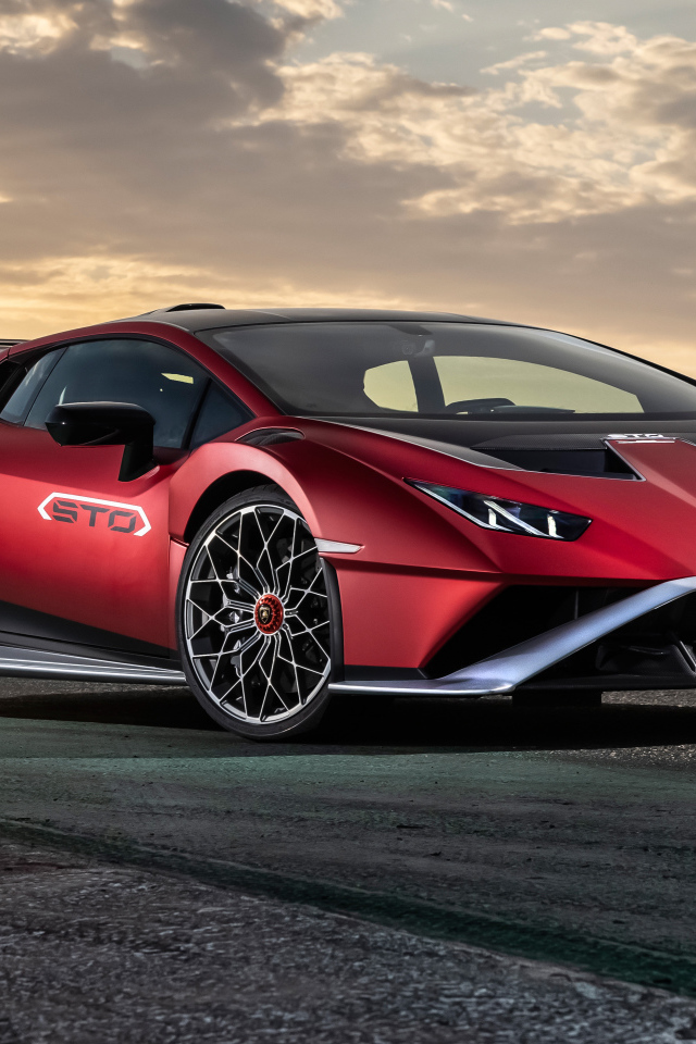 Красный автомобиль Lamborghini Huracán STO 2021 года на фоне неба