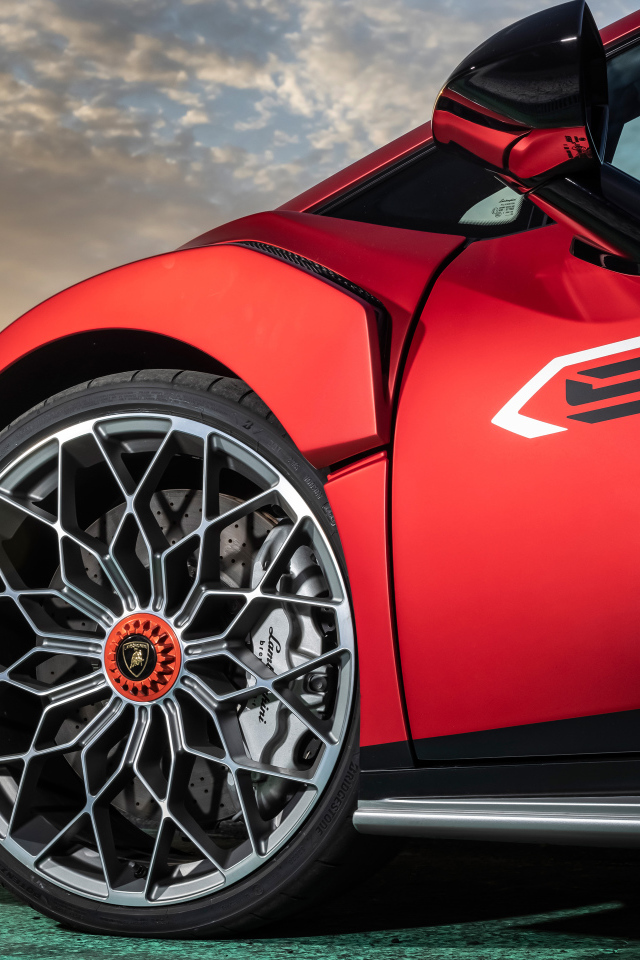 Колесо красного автомобиля Lamborghini Huracán STO 2021 года 