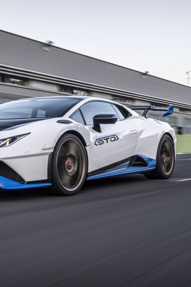 Белый автомобиль Lamborghini Huracán STO 2021 года на стадионе 