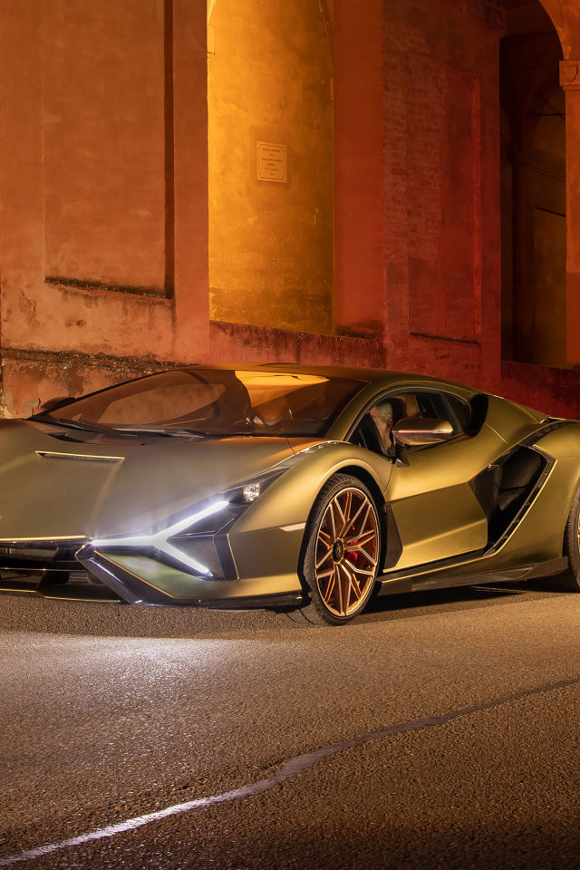 Автомобиль  Lamborghini Sián FKP 37, 2021 года у здания