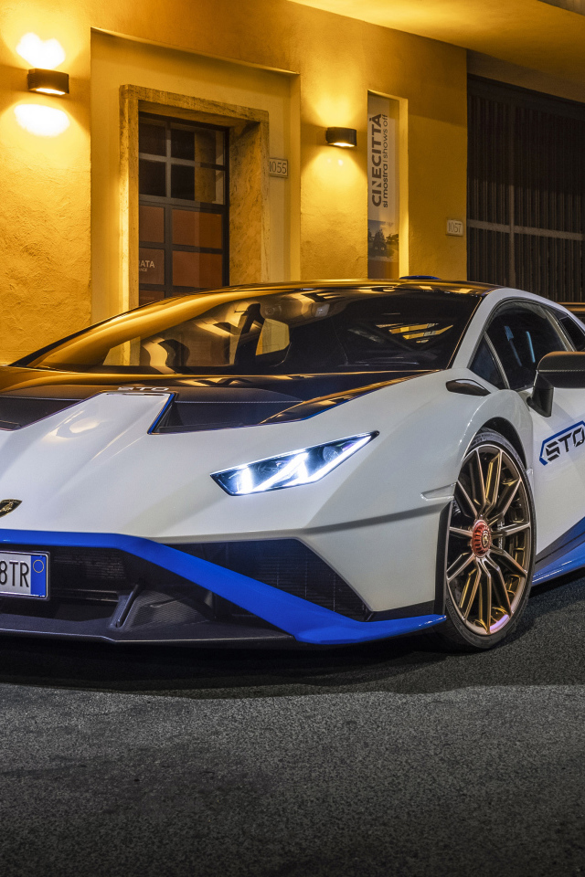 Белый Lamborghini Huracán STO 2021 года у дома ночью