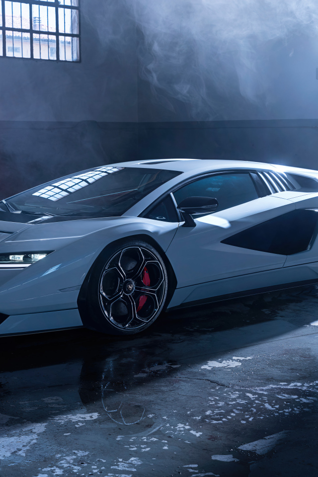 Белый спортивный автомобиль Lamborghini Countach LPI 800-4, 2022 года в дыму