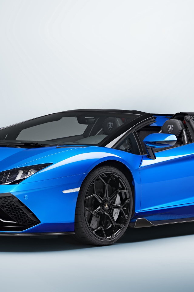Синий Lamborghini Aventador LP 780-4 Ultimate 2021 года на сером фоне