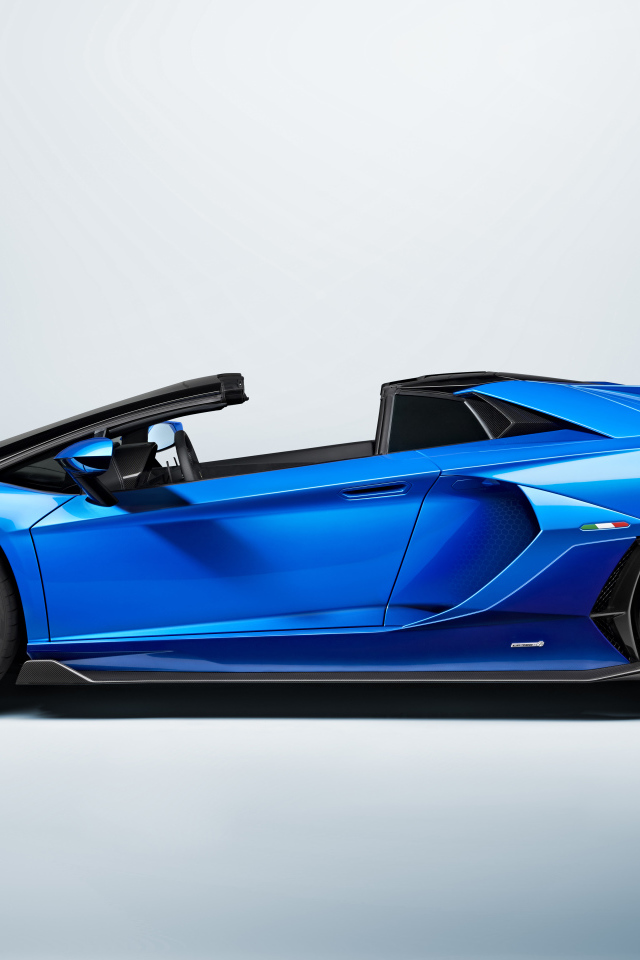 Синий Lamborghini Aventador LP 780-4 Ultimate 2021 года вид сбоку