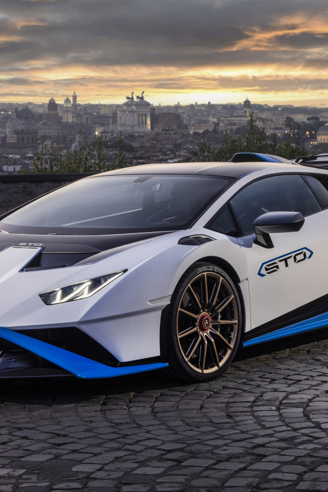 Быстрый Lamborghini Huracán STO 2021 года на фоне города 