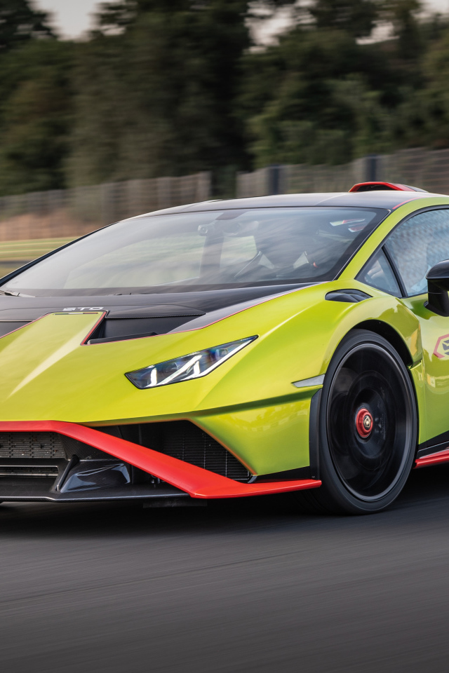 Быстрый Lamborghini Huracán STO 2021 года на трассе