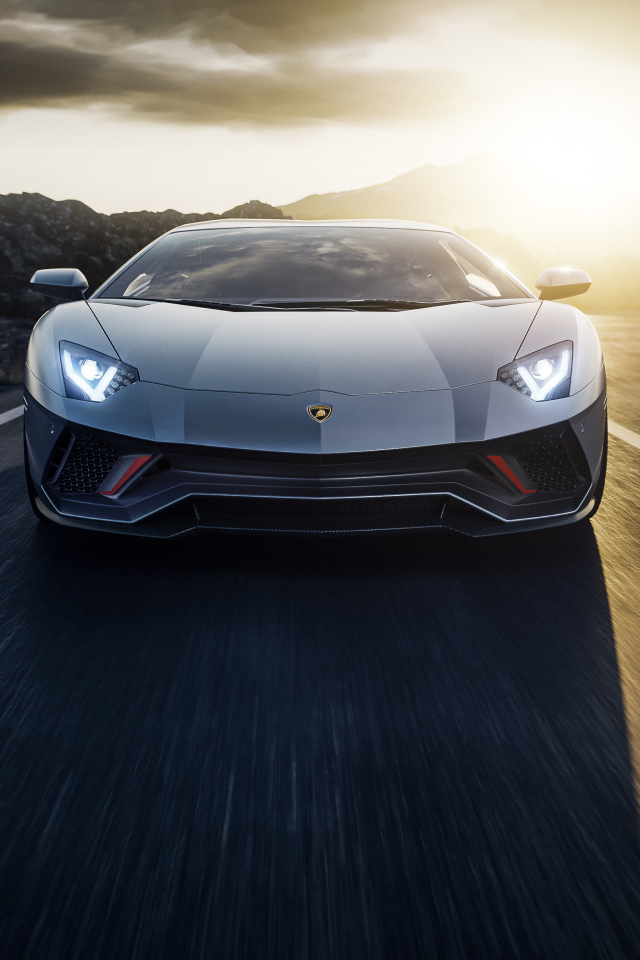 Автомобиль Lamborghini Aventador LP 780-4 Ultimate 2021 на закате в горах
