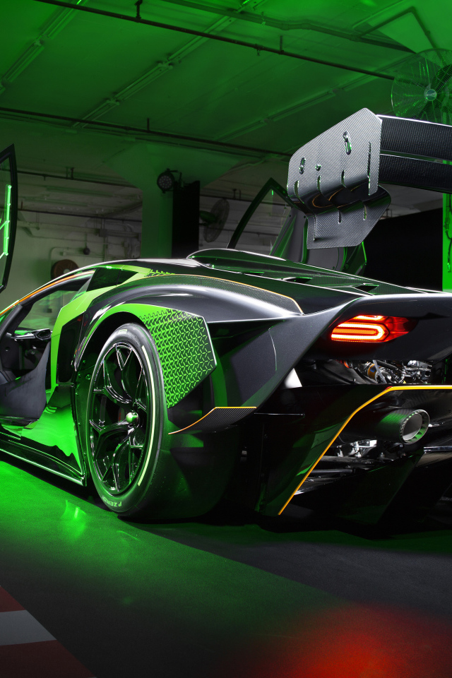 Автомобиль Lamborghini Essenza SCV12 в гараже