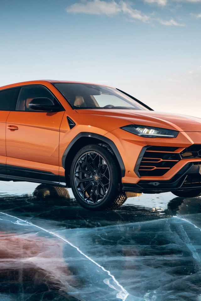 Внедорожник Lamborghini URUS года на льду
