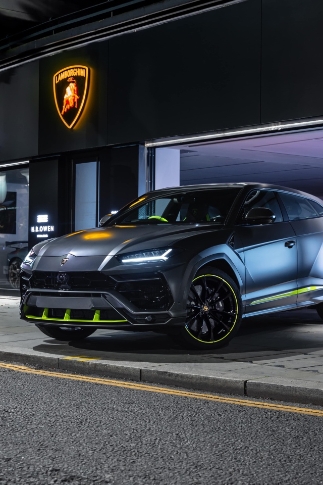 Внедорожник Lamborghini Urus у автосалона
