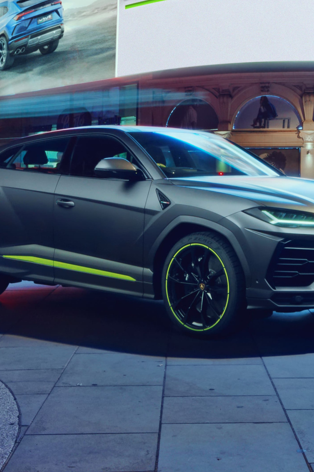 Внедорожник Lamborghini Urus в городе